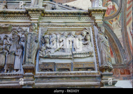 Italien. Lombardei, Mailand. In der Basilika Sant'Eustorgio gibt es das Portinari Kapelle. In der Arch finden Sie die Überreste des Hl. Petrus von Verona. Sub Stockfoto