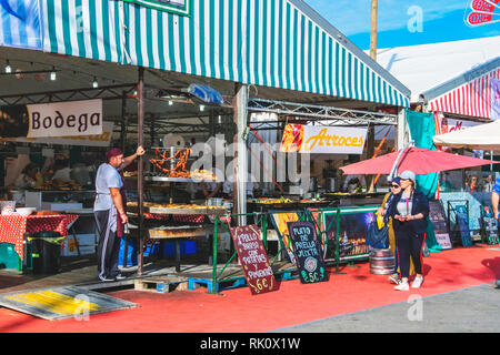 Feria de Abril de Barcelona, (30-04-2018), Katalonien, Spanien. Atmosphäre und Installationen im Forum von Barcelona. Stockfoto