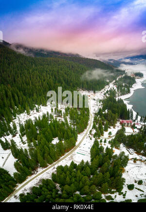 Herrliche Winterlandschaft der Dospat Reservoir, Smoljan, Bulgarien - Drone winter Top Shot Stockfoto