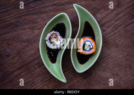 Sushi mit Lachs, Muscheln und Kaviar auf alten Texturen Holz- Hintergrund. Japanische Küche. Ansicht von oben. Stockfoto