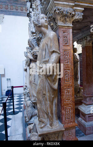 Italien. Lombardei, Mailand. In der Basilika Sant'Eustorgio gibt es das Portinari Kapelle. In der Arch finden Sie die Überreste des Hl. Petrus von Verona. Sub Stockfoto
