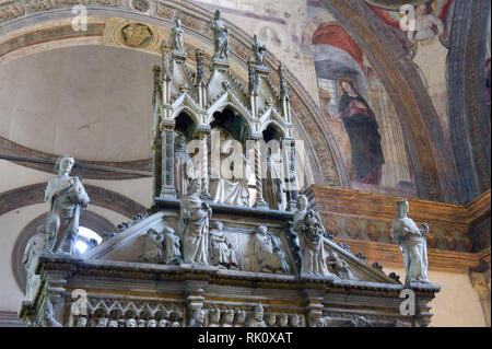 Italien. Lombardei, Mailand. In der Basilika Sant'Eustorgio gibt es das Portinari Kapelle. In der Arch finden Sie die Überreste des Hl. Petrus von Verona. Sub Stockfoto