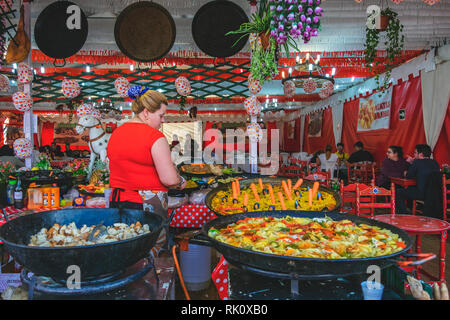 Feria de Abril de Barcelona, (30-04-2018), Katalonien, Spanien. Atmosphäre und Installationen im Forum von Barcelona. Stockfoto