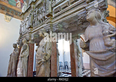 Italien. Lombardei, Mailand. In der Basilika Sant'Eustorgio gibt es das Portinari Kapelle. In der Arch finden Sie die Überreste des Hl. Petrus von Verona. Sub Stockfoto