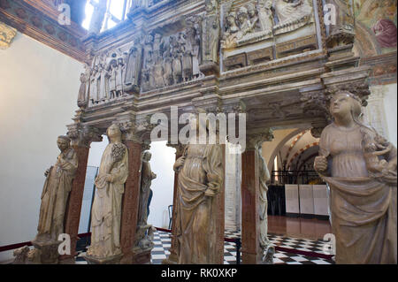 Italien. Lombardei, Mailand. In der Basilika Sant'Eustorgio gibt es das Portinari Kapelle. In der Arch finden Sie die Überreste des Hl. Petrus von Verona. Sub Stockfoto