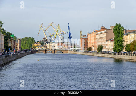 Sankt Petersburg, Russland - 9. September 2018: Fontanka mit dem Staro-Kalinkin Brücke und der Admiralität Werft, eine der ältesten Stockfoto