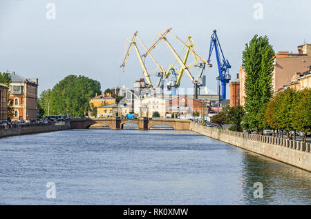 Sankt Petersburg, Russland - 9. September 2018: Fontanka mit dem Staro-Kalinkin Brücke und der Admiralität Werft, eine der ältesten Stockfoto