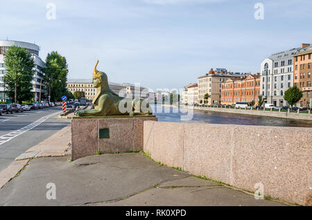 Sankt Petersburg, Russland - 9. September 2018: Fontanka, alte Wohnhäuser, die Englische Bridge im Hintergrund und eine Sphinx Stockfoto