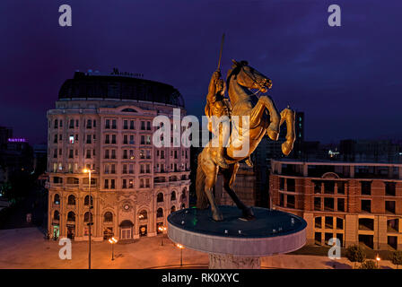 Nachtansicht der Aleksandar Makedonski (Alexander von Makedonien) Statue auf Mazedonien Square Stockfoto