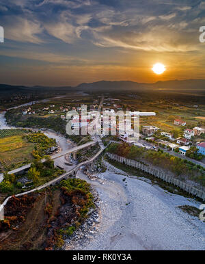 Die alte Mes-Bridge bei Sonnenuntergang in Shkodra, Albanien Stockfoto