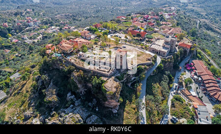 Drone Luftaufnahme mit Ruinen von Puntarenas Schloss in Albanien Stockfoto