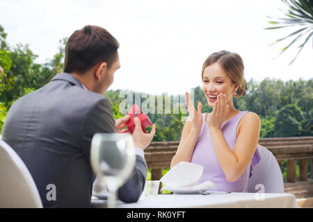 Mann, die Frau, die in der Red Box im Restaurant Stockfoto