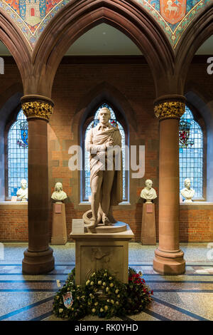 Innenraum der Scottish National Portrait Gallery und die Statue des Dichters Robert Burns in Edinburgh, Schottland, Großbritannien Stockfoto