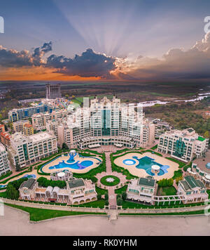 Sonnenuntergang über einem Hotel Sunset Resort in Pomorie. Drone Ansicht von oben. Stockfoto