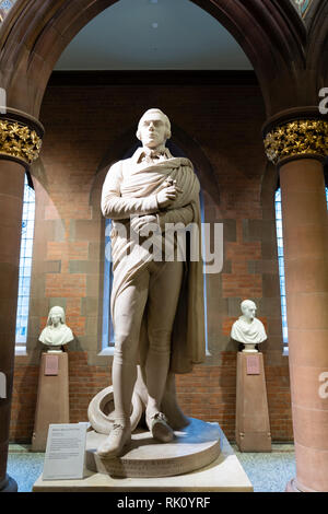 Innenraum der Scottish National Portrait Gallery und die Statue des Dichters Robert Burns in Edinburgh, Schottland, Großbritannien Stockfoto