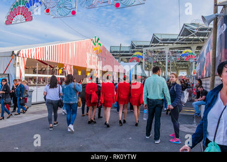 Feria de Abril de Barcelona, (30-04-2018), Katalonien, Spanien. Atmosphäre und Installationen im Forum von Barcelona. Stockfoto