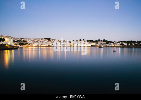 Cap de Creus penisnula, schöne Aussicht von Cadaques Dorf am Abend Stockfoto