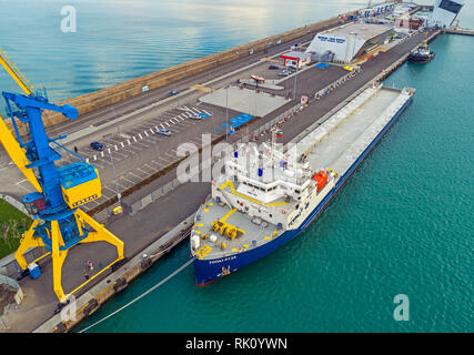 Der Frachter im Hafen Burgas bei der Verladung. Luftaufnahme von Drone. Lage der Stadt Burgas, Bulgarien Stockfoto