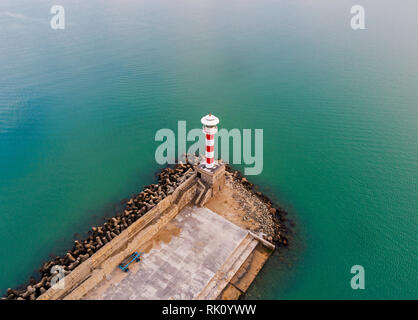 Drone top Aussicht auf den Leuchtturm des Hafens Burgas Meer Stadt Burgas, Bulgarien Stockfoto