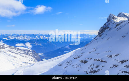 Berge mit Schnee im Winter. Skigebiet Laax. Schweiz Stockfoto