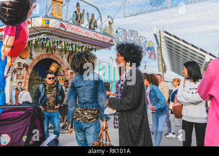 Feria de Abril de Barcelona, (30-04-2018), Katalonien, Spanien. Atmosphäre und Installationen im Forum von Barcelona. Stockfoto