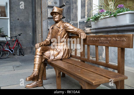 Statue von polnischen Krieg Held General Stanisław Maczek im City Chambers in der Altstadt von Edinburgh, Schottland, Großbritannien Stockfoto