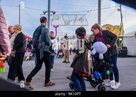 Feria de Abril de Barcelona, (30-04-2018), Katalonien, Spanien. Atmosphäre und Installationen im Forum von Barcelona. Stockfoto