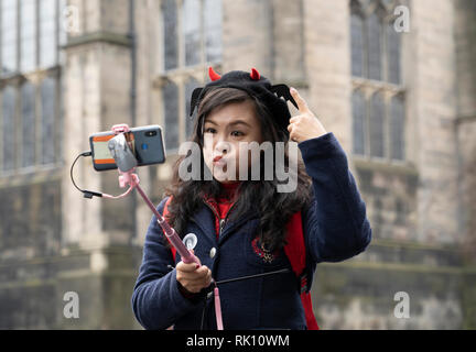 Edinburgh, Großbritannien. 8. Feb 2019. Junge chinesische weibliche Touristen, lustiges Gesicht während der Einnahme von selfie Foto in der Altstadt von Edinburgh, Schottland, Großbritannien Stockfoto