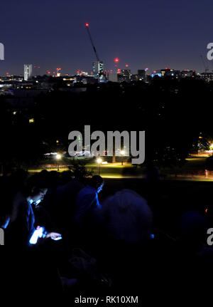 Menschen auf der Primrose Hill bei Nacht, London, UK. Stockfoto