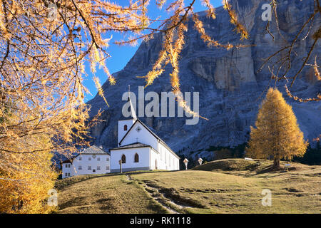 Il Santuario del Santa Croce unter Sasso della Croce, Dolomiten, Alta Badia, Südtirol Stockfoto