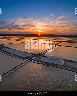 Antenne Panoramablick drone Ansicht von Burgas Salinen Stadtbild an sunse. Saline Industrie. Stockfoto