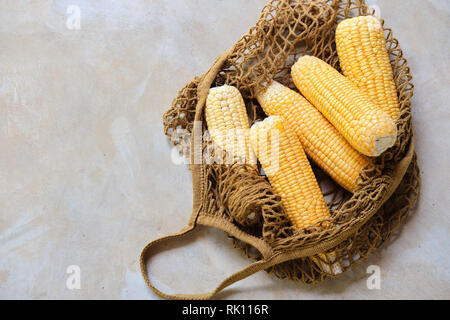 Frische süße Maiskolben in Eco Textile Netztasche Stockfoto