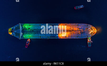 Luftaufnahme Öltankschiff, das Schiff im Hafen bei Nacht, Import-, Export- Logistik und Transport. Stockfoto