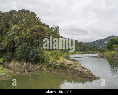 Ahuahu Stream Zusammenfluss mit dem Whanganui River bei Te Tuhi Landung. North Island, Neuseeland. Stockfoto