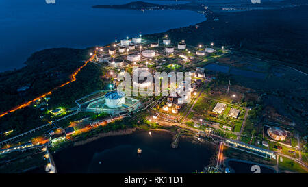 Luftaufnahme Öltankschiff, das Schiff im Hafen bei Nacht, Import-, Export- Logistik und Transport. Stockfoto