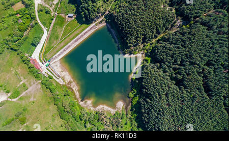 Drone Bild. Luftaufnahme von ländlichen Gebiet mit Wald und Felder See. sonnigen Tag in Bulgarien, Bansko - Vintage Retro Look - Weinlese im Herbst Farbe Stockfoto