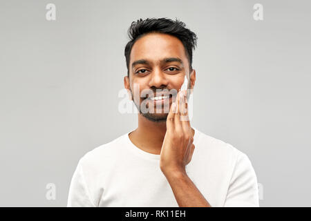 Gerne Inder, die Creme zu Gesicht Stockfoto