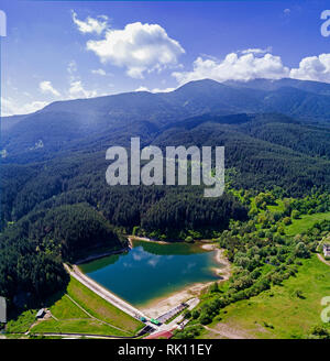 Drone Bild. Luftaufnahme von ländlichen Gebiet mit Wald und Felder See. sonnigen Tag in Bulgarien, Bansko - Vintage Retro Look - Weinlese im Herbst Farbe Stockfoto