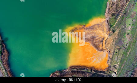 Antenne drone Ansicht der geöffneten Grube ausbaggern See in einem verlassenen Kies mine Stockfoto