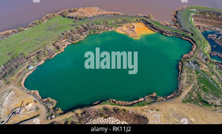 Antenne drone Ansicht der geöffneten Grube ausbaggern See in einem verlassenen Kies mine Stockfoto