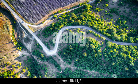 Luftaufnahme über Berg Straße durch Wald Landschaft - Bild Stockfoto