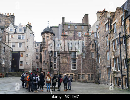 Touristen auf Tour zu Fuß im Makars' Court mit dem Writers Museum nach hinten in der Altstadt von Edinburgh, Schottland, Großbritannien Stockfoto