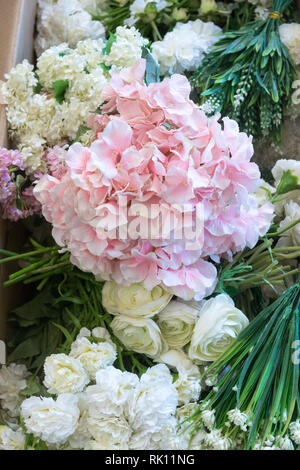 Ziemlich weiß und rosa Hochzeit Blumen wie Rosen und Hortensien mit Laub in der Vorbereitung für eine Vereinbarung Stockfoto