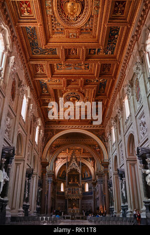 Rom, San Giovanni in Laterano Basilika (Basilica di San Giovanni in Laterano) Hauptschiff, Kirche Decke mit seinen wunderschönen Dekorationen Stockfoto