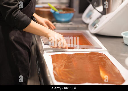 Konditor macht Schokolade Dessert im sweet-shop Stockfoto