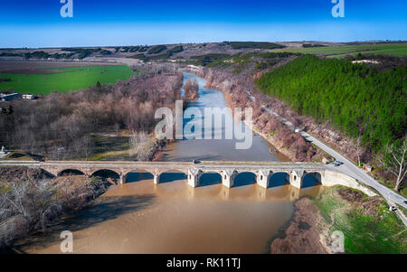 Drone Ansicht von oben die Brücke über den Fluss Yantra in Byala, Ruse, Bulgarien gebaut in 1867 von kolyo Fitscheto Stockfoto