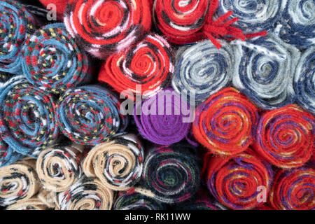 Detail der bunten Wolle tartan Schals für Verkauf in touristische Shop auf der Royal Mile in der Altstadt von Edinburgh, Schottland, Großbritannien Stockfoto