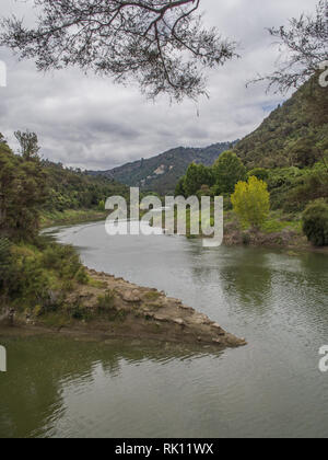 Ahuahu Stream Zusammenfluss mit dem Whanganui River bei Te Tuhi Landung, Herbst morgen, North Island, Neuseeland. Stockfoto