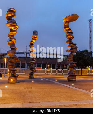 Turin, Italien, 10. Juni 2012: 'Points of View', Artwork von Tony Cragg, vor dem Olympiastadion ausgesetzt. Die drei Skulpturen zeigen die Twirls Stockfoto