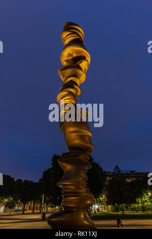 Turin, Italien, 10. Juni 2012: 'Points of View', Artwork von Tony Cragg, vor dem Olympiastadion ausgesetzt. Die drei Skulpturen zeigen die Twirls Stockfoto